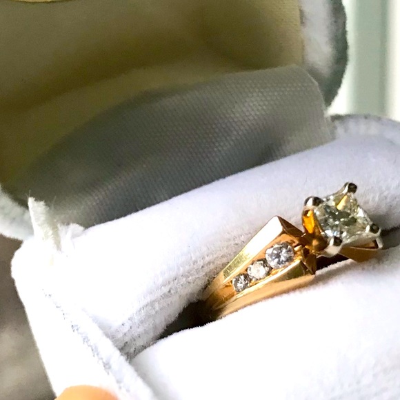 Diamond Ring- 14k Yellow Gold - Picture 4 of 11